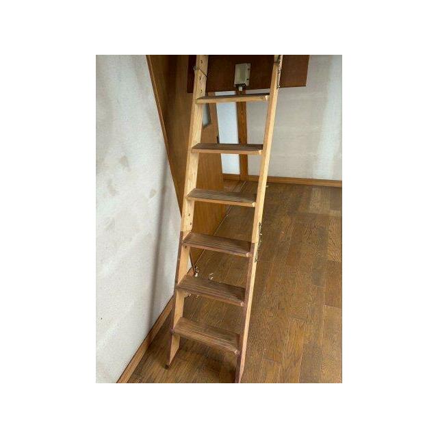 屋根裏に上がる階段です