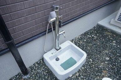 ホースが自由自在に伸びて水の飛び散りも少ないハンドシャワータイプ♪ ※類似物件の参考画像です。