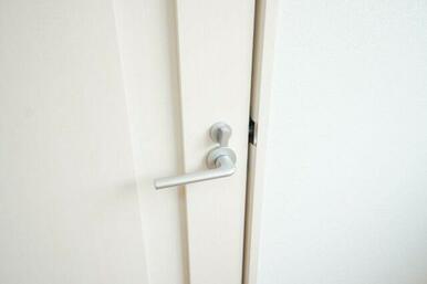 入ってほしくないスペースへは鍵がついていて出入りを制限できます。※類似物件の参考画像です。