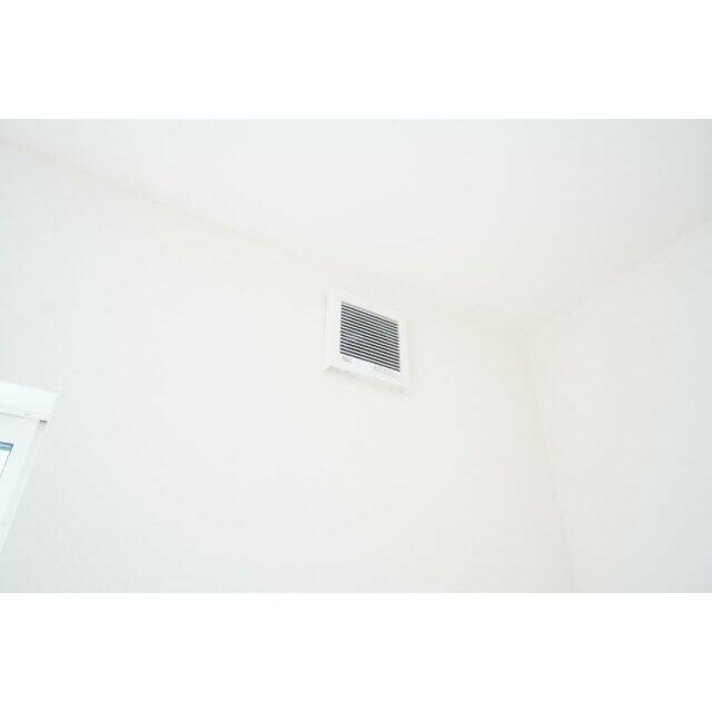 ペットトイレのにおい対策として、洋室に換気扇を増設！※類似物件の参考画像です。