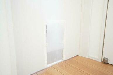 洋室へはペット専用の小窓を設置。飼い主の手を借りずに出入りができます。※類似物件の参考画像です。