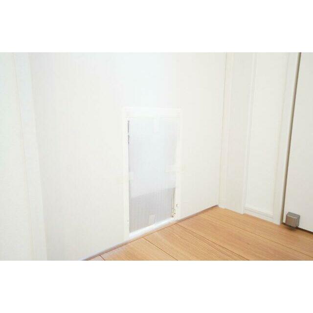 洋室へはペット専用の小窓を設置。飼い主の手を借りずに出入りができます。※類似物件の参考画像です。