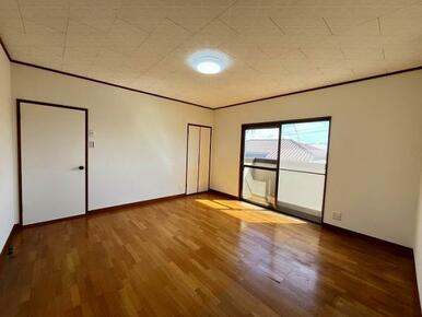 「2階西洋室」こちらのお部屋よりバルコニーに出られます。