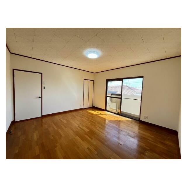 「2階西洋室」こちらのお部屋よりバルコニーに出られます。