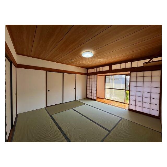 「1階和室」縁側のあり、お庭からの採光もよいお部屋です。