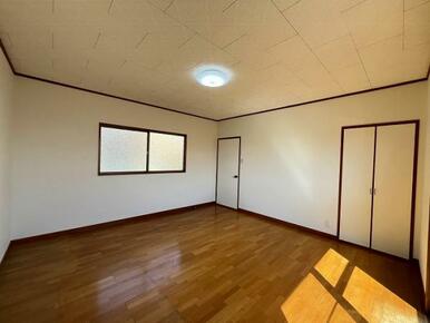 「2階西洋室」クロス張替えを行っていおります。