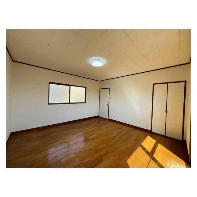 「2階西洋室」クロス張替えを行っていおります。