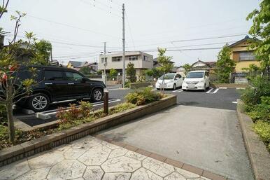 【駐車場】駐車場へは段差なくいけますので、ベビーカーを押しながら行くことが出来ます。