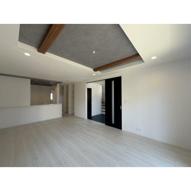 【リビング】キッチン上のポップアップ天井と、リビング上の折上天井の色を統一。オシャレで落ち着きのある