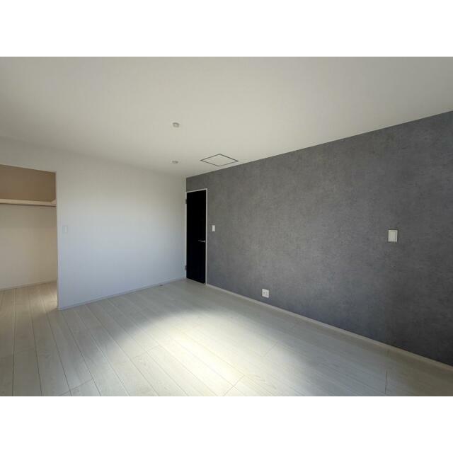 【8.17帖洋室】1日の疲れをゆっくり癒せる落ち着きのある広さの主寝室です。バルコニーへ出られるつくりで