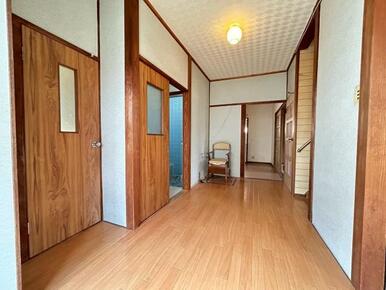 廊下　広々とした通路で開放感有