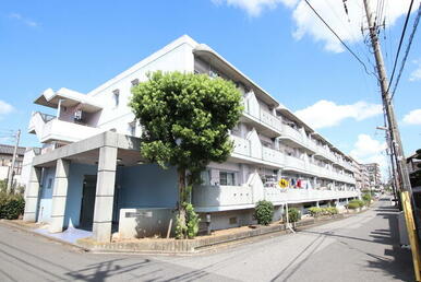 外観（鉄筋コンクリート造３階建てマンション）