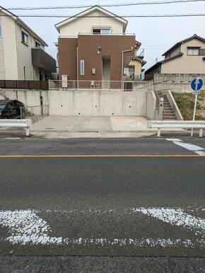 前面道路含む外観写真