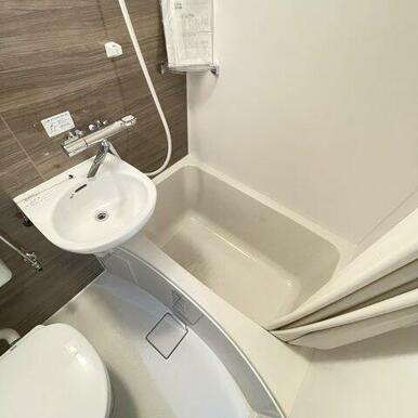 コンパクトで綺麗な浴室です