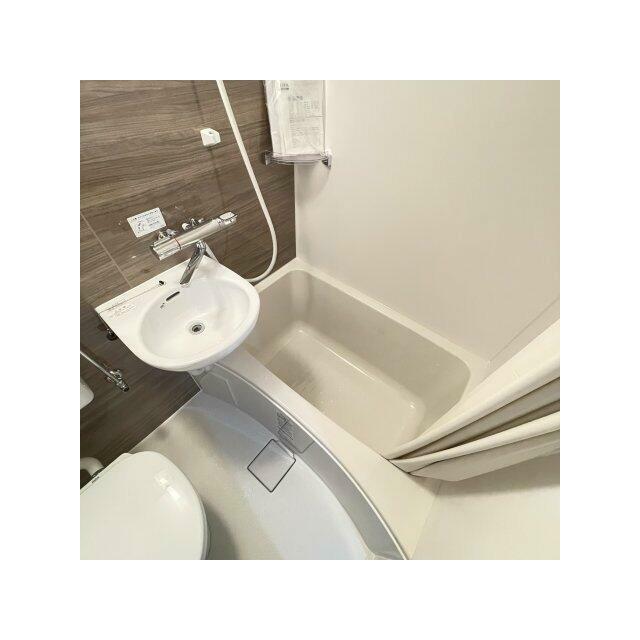 コンパクトで綺麗な浴室です