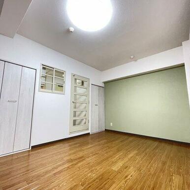 収納付きの洋室です