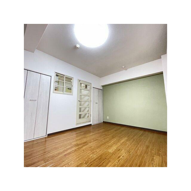 収納付きの洋室です