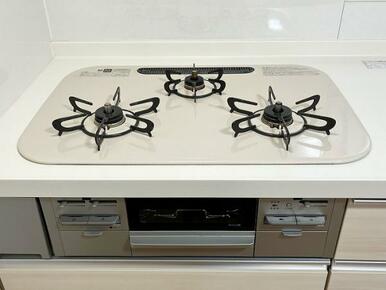 「コンロ」グリル付き3口コンロがございます。