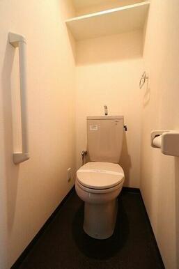 清潔感のあるトイレ。上部の物置棚が便利。