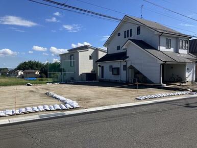 現地写真（２０２４年１０月）道路より向かって右側が本区画となります。