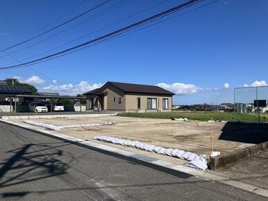 現地写真（２０２４年１０月撮影）道路より向かって左側が本区画となります。