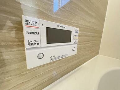 ボタンひとつでお湯張りや追い焚き、温度調整までしてくれる便利なオートバス機能付き