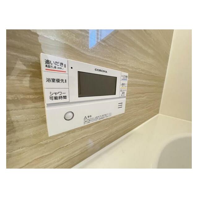 ボタンひとつでお湯張りや追い焚き、温度調整までしてくれる便利なオートバス機能付き