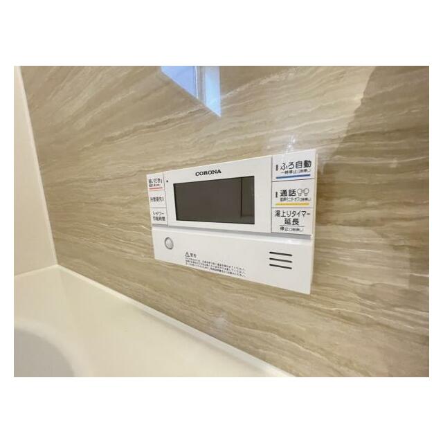 ボタンひとつでお湯張りや追い焚き、温度調整までしてくれる便利なオートバス機能付き