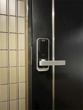 各戸別ドアには非接触式スマートカードキーロックが装備されます