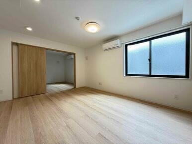 ダイニングテーブルを置いたり自由にレイアウトできます☆