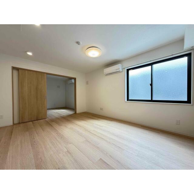 ダイニングテーブルを置いたり自由にレイアウトできます☆