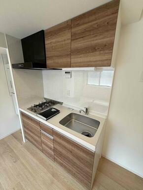 便利なガスコンロ設置可能なキッチンです♪収納もあります！