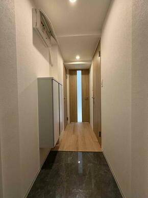 玄関には下駄箱があるのでスッキリとした空間を保てます