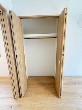 間口・奥行もあるパイプハンガー付収納です♪