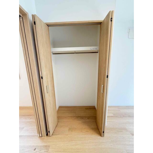 間口・奥行もあるパイプハンガー付収納です♪