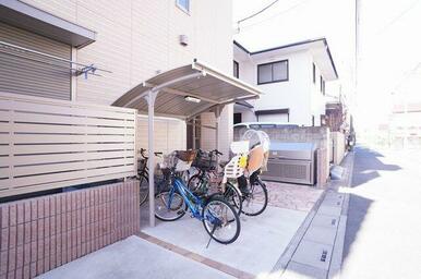 敷地内にご入居者様専用の屋根付き駐輪場もご用意しております。