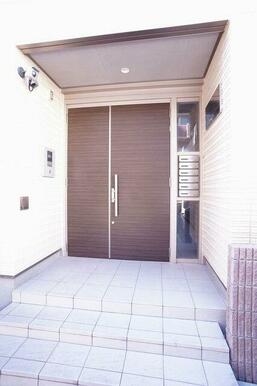 共用エントランス扉はオートロック仕様。防犯カメラも設置しており、セキュリティに配慮した仕様となって…