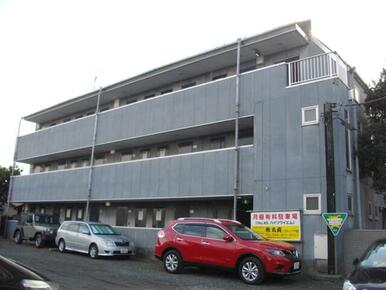 駐車場も完備、３階建てマンションです。