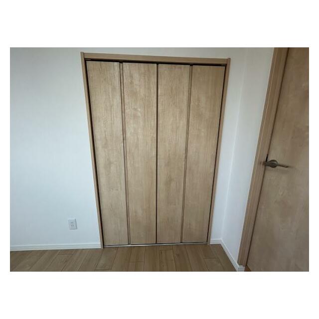 「北側洋室」収納２　開閉時