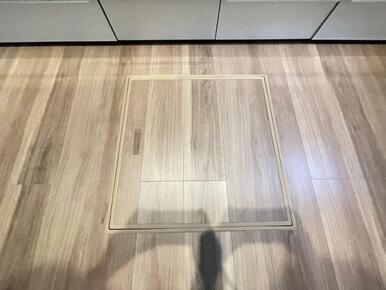 お漬物を漬けたり鍋などの季節物もしまっておける便利な床下収納！