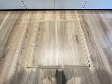 お漬物を漬けたり鍋などの季節物もしまっておける便利な床下収納！