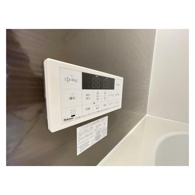 ボタンひとつでお湯張りや追い焚き、温度調整までしてくれる便利なオートバス機能付き！