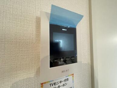 訪問者がひと目でわかるモニター付きインターホンを標準装備。お子さまのお留守番にも安心です！