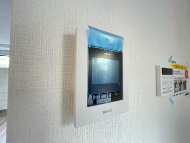 訪問者がひと目でわかるモニター付きインターホンを標準装備。お子さまのお留守番にも安心です！