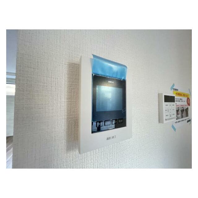 訪問者がひと目でわかるモニター付きインターホンを標準装備。お子さまのお留守番にも安心です！