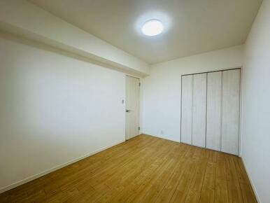 北側約6.2帖の洋室は収納付きです