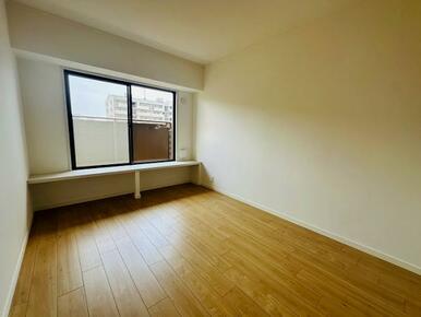 南側約6帖の洋室は日当たり良好です