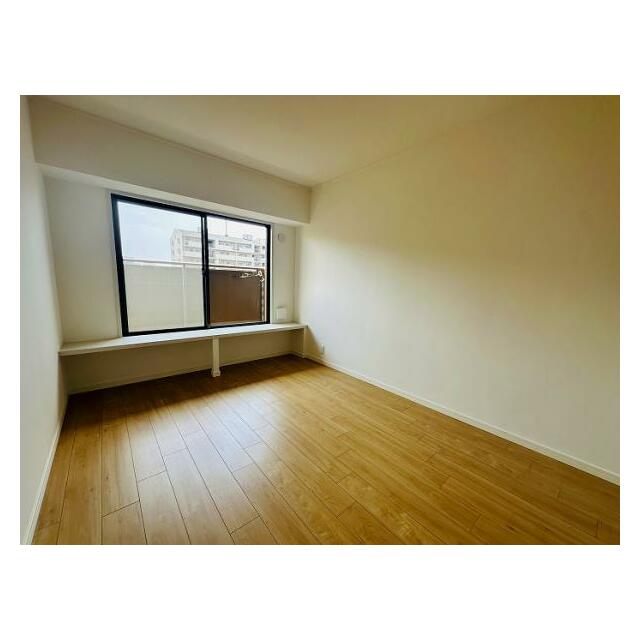 南側約6帖の洋室は日当たり良好です