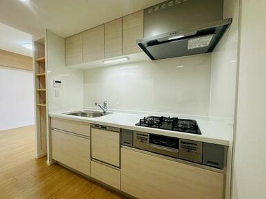 キッチン付近には収納スペースがございます