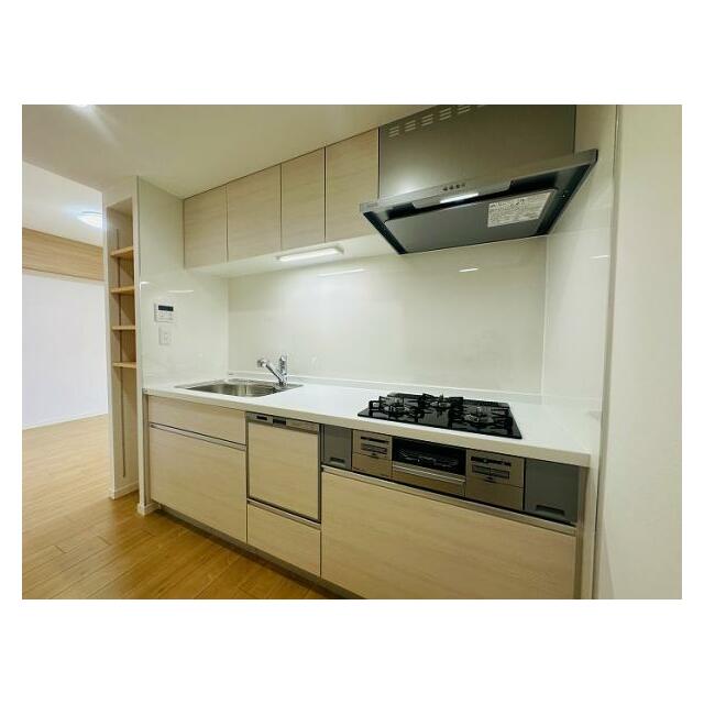 キッチン付近には収納スペースがございます